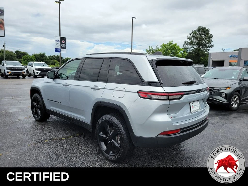 Used 2023 Silver Jeep Limited image 4