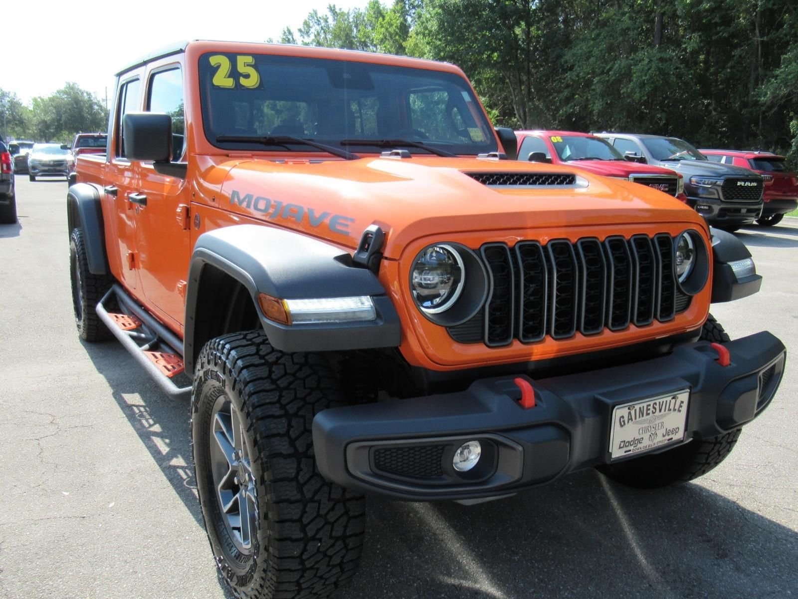 Used 2025  Jeep Mojave image 3