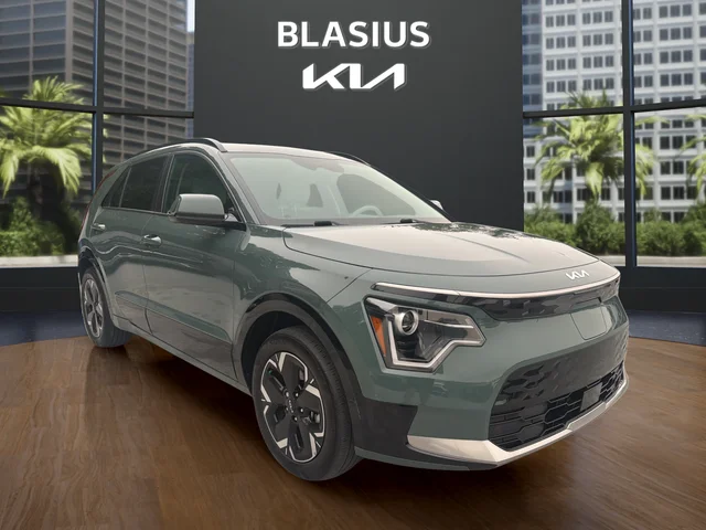 Used 2023 Green Kia Wind image 7