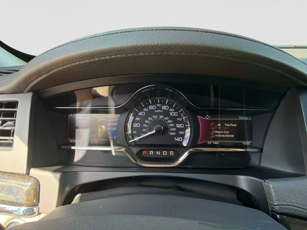 Used 2015 Silver Lincoln Base image 29