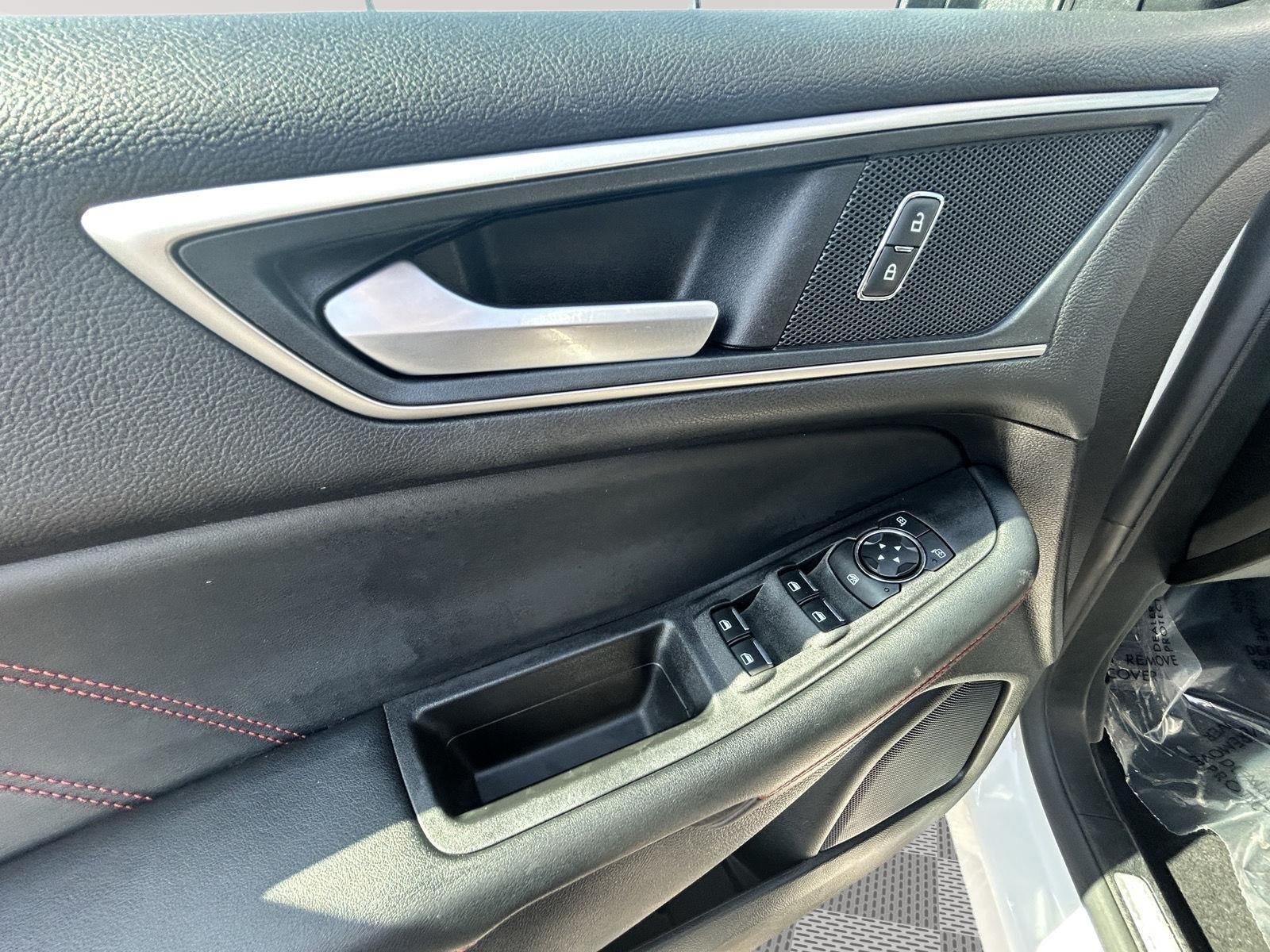 Used 2021 Star White Metallic Tri-Coat Ford ST-Line image 9