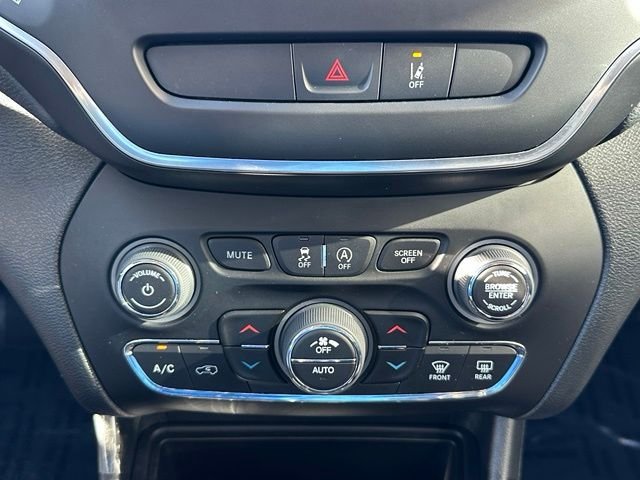 Used 2022 Gray Jeep Latitude Lux image 34