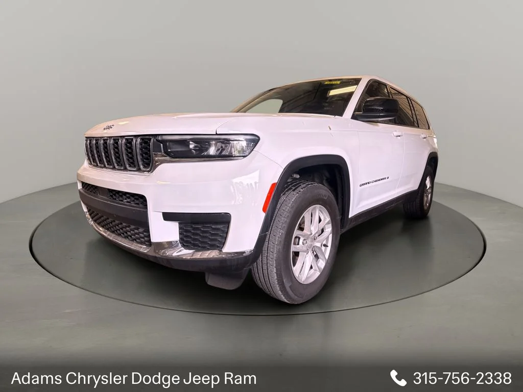 Used 2023 White Jeep Laredo image 3