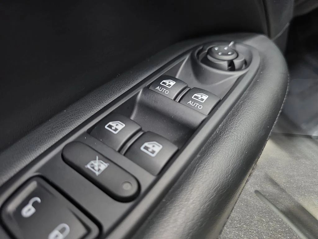 Used 2019 White Clearcoat Jeep Latitude image 26