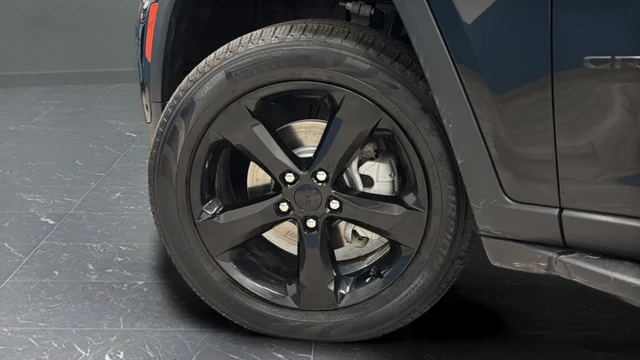 Certified Used 2024 Diamond Black Crystal Pearlcoat Jeep Limited image 40