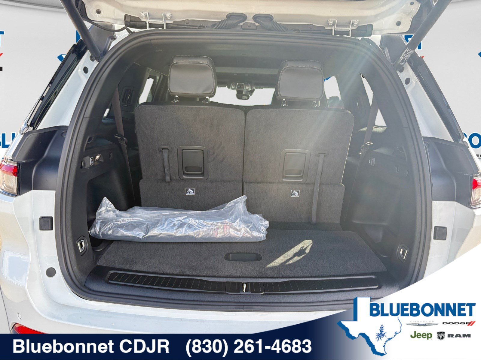 New 2026 Bright White Clear-Coat Exterior Paint Jeep Laredo Altitude image 23