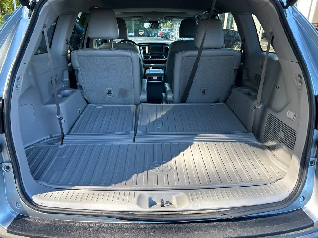 Used 2019 Silver Toyota XLE image 27