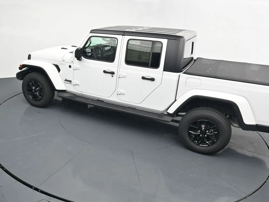 Used 2022 White Jeep Sport image 30
