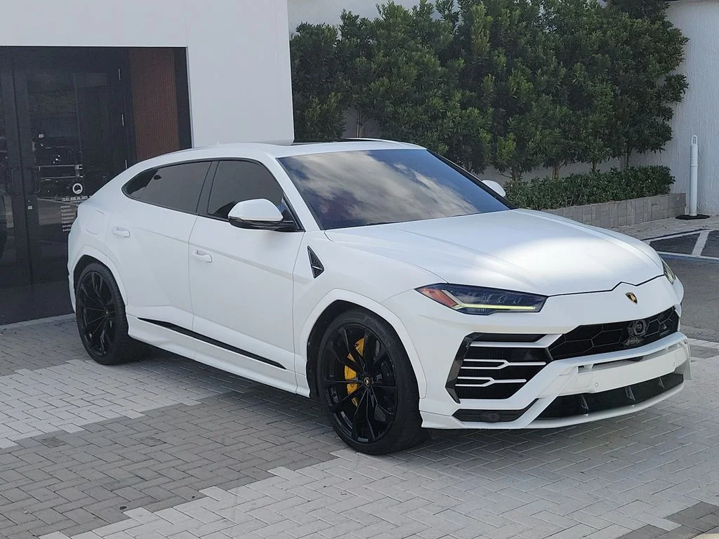 Used 2022 White Lamborghini Base image 2