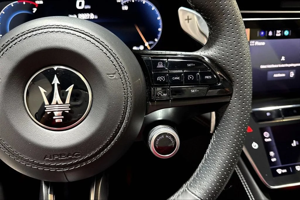 Used 2025 Blu Intenso Metallic Maserati  image 14