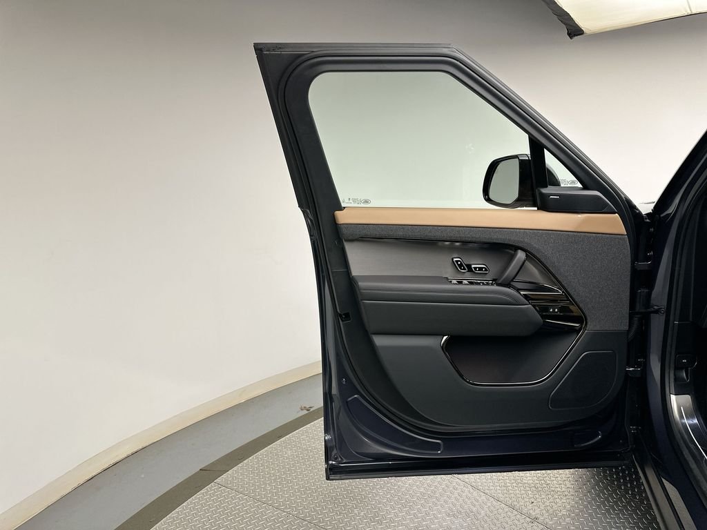New 2027 Varesine Blue Metallic Land Rover Dynamic SE image 9
