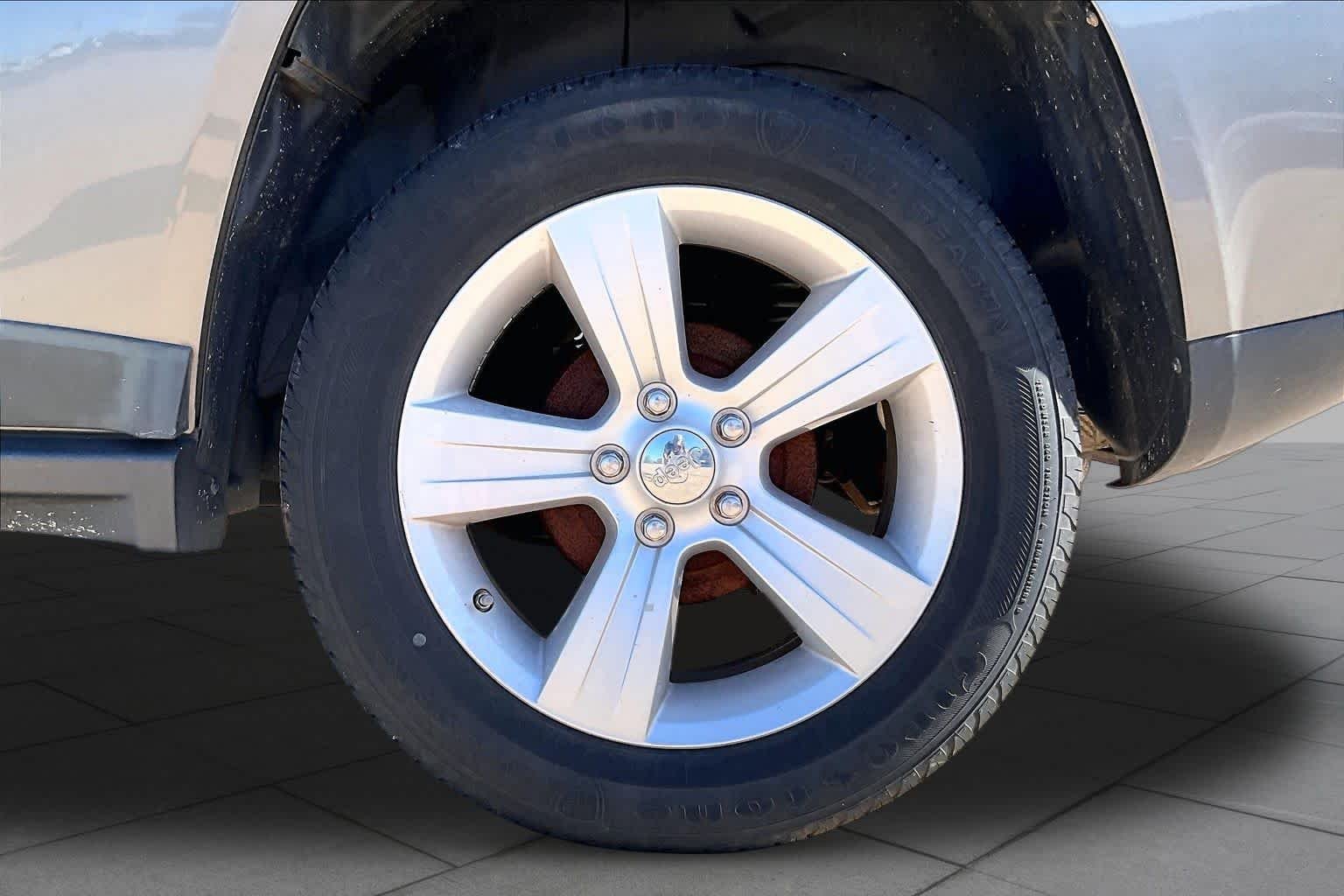Used 2011 Brilliant Black Crystal Pearl Jeep Latitude image 10