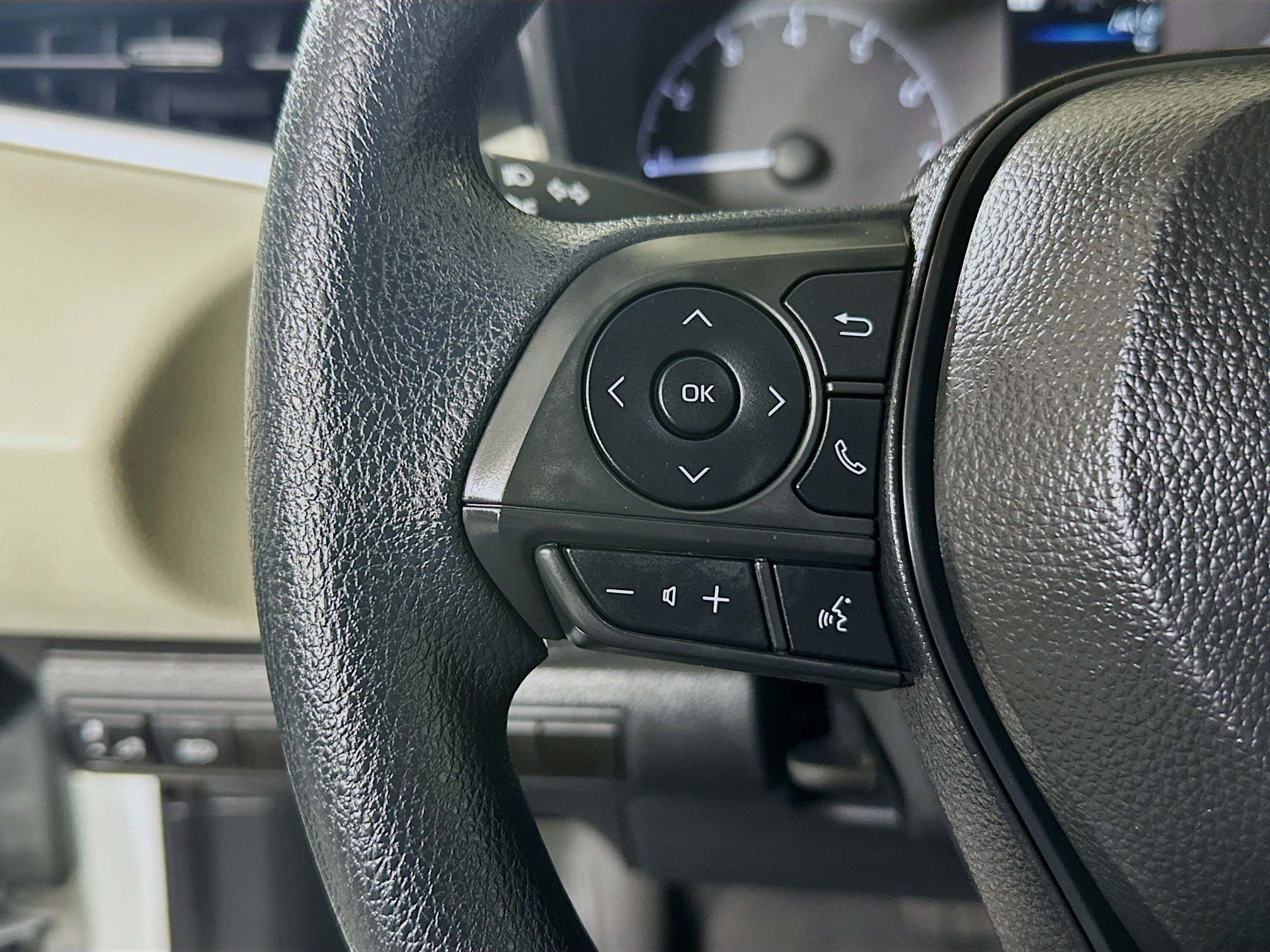 Certified Used 2025 Pearl Toyota LE image 16