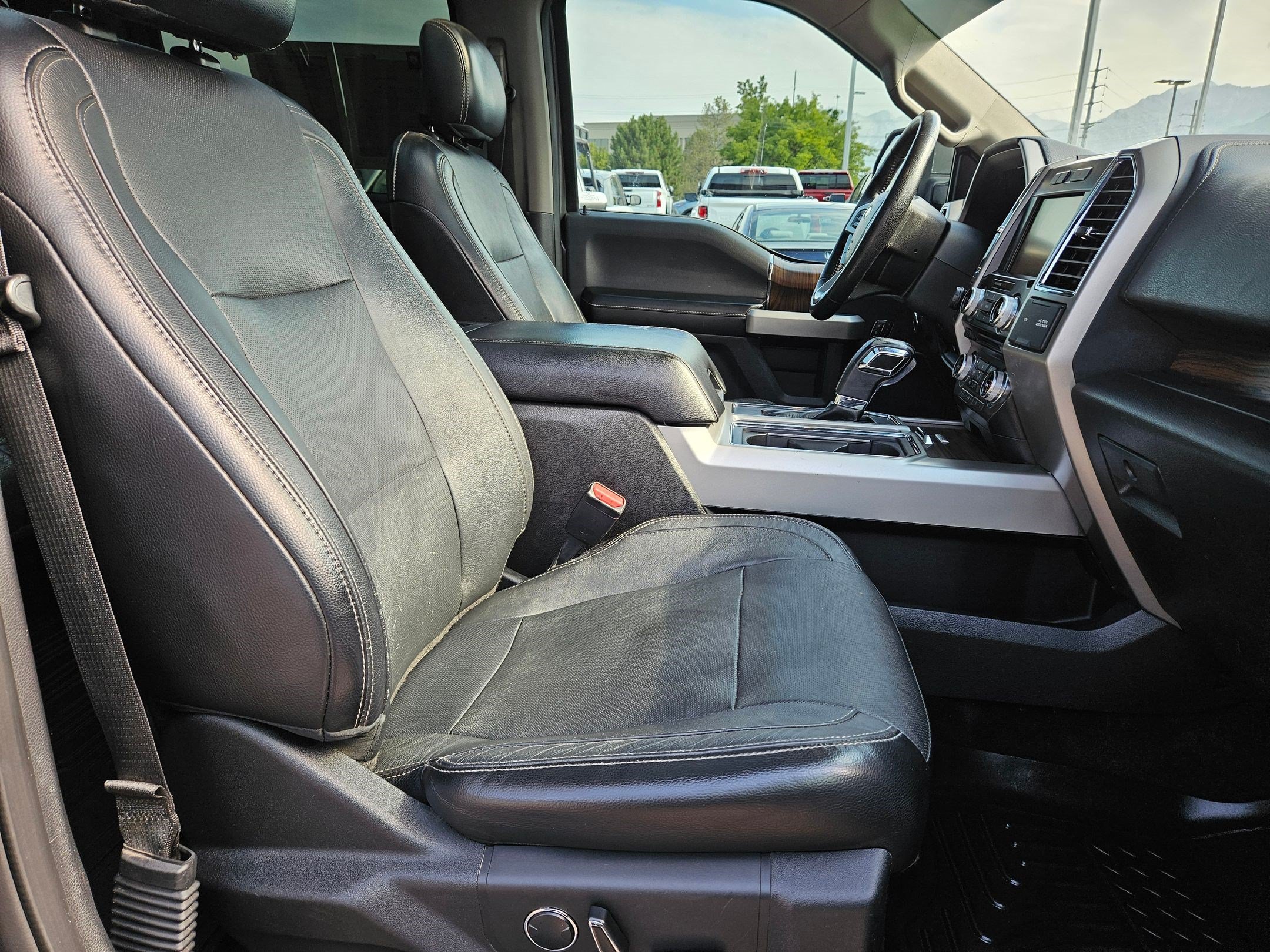 Used 2015 Magnetic Metallic Ford Lariat image 31