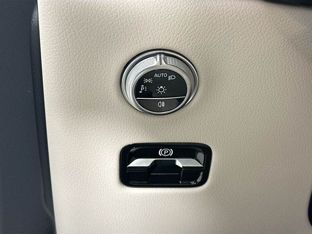 New 2026 Verde Silver Metallic Mercedes-Benz GLC 300 image 10