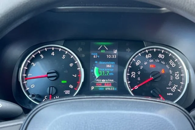 Used 2019 White Toyota XLE image 29