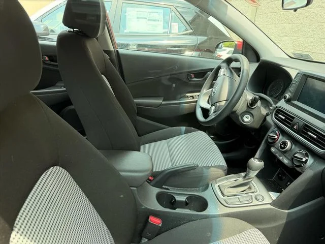 Used 2021 Red Hyundai SE image 9