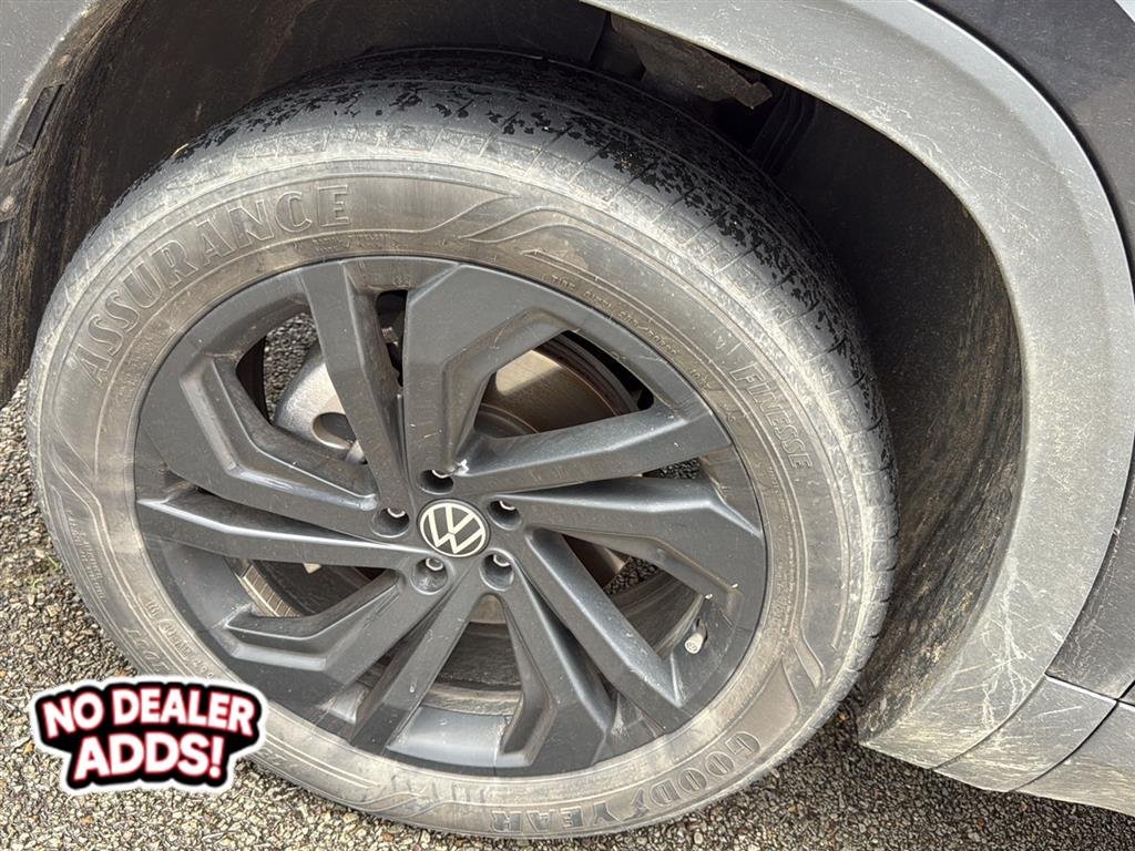 Used 2023 Deep Black Pearl Volkswagen 3.6L V6 SE w/Technology image 5