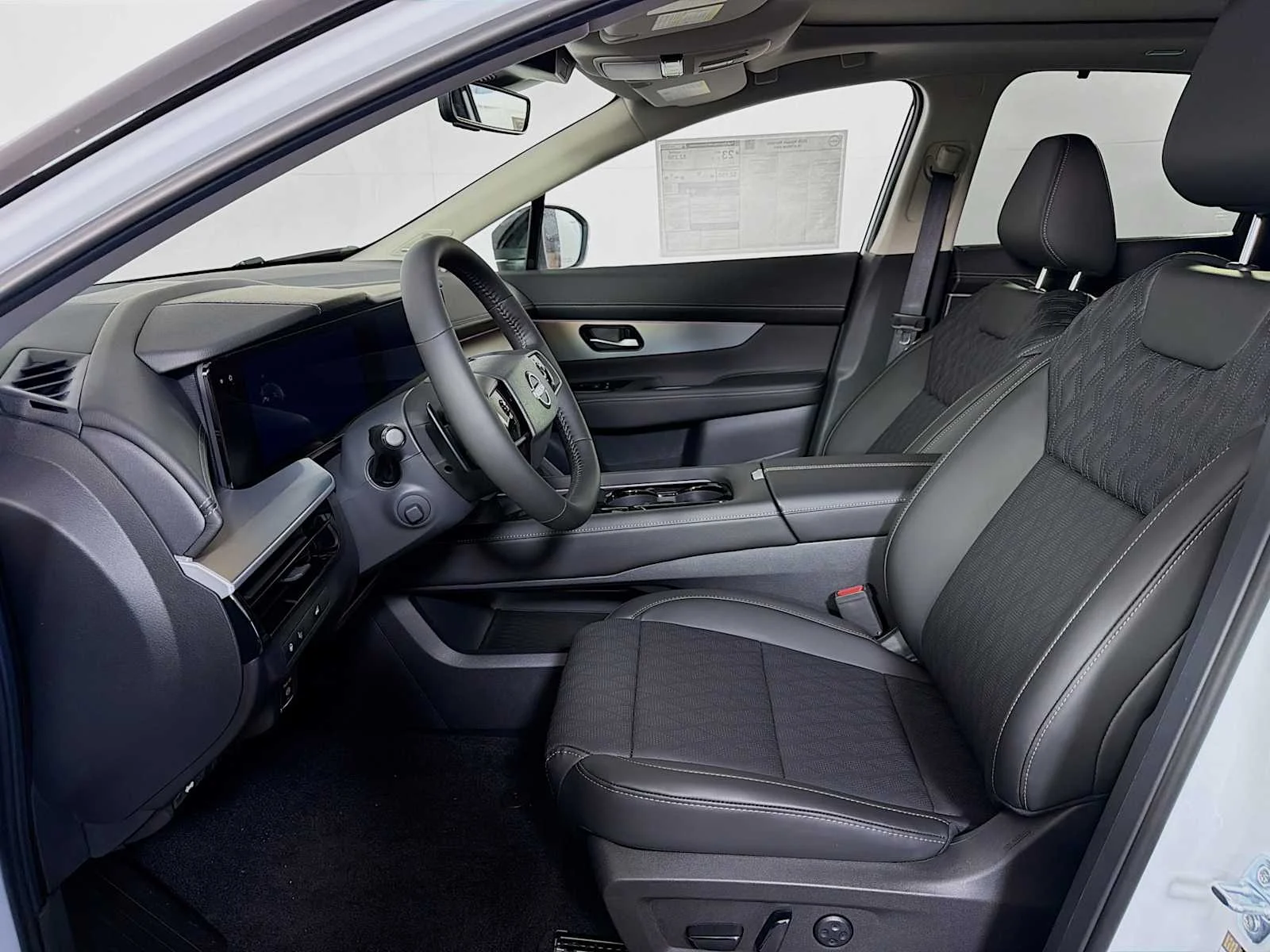 New 2026 Everest White Pearl TriCoat / Super Black Two-tone Nissan Platinum image 4