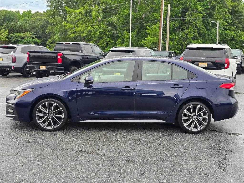 Used 2020  Toyota SE image 23