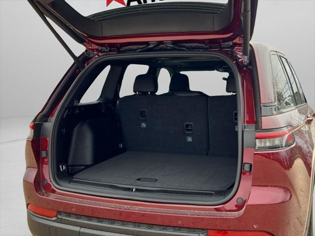 New 2025 Velvet Red Pearl-Coat Exterior Paint Jeep Altitude X image 34
