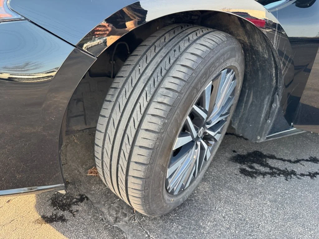 Used 2023 Super Black Clearcoat Nissan 2.5 SV image 25
