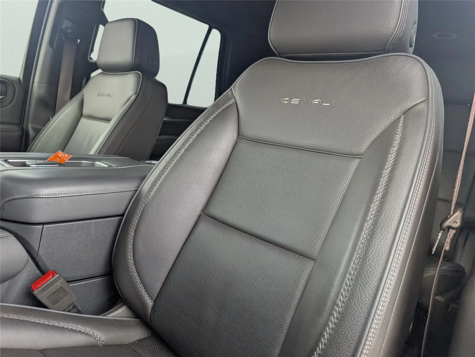 Used 2022 White Frost Tricoat GMC Denali image 18