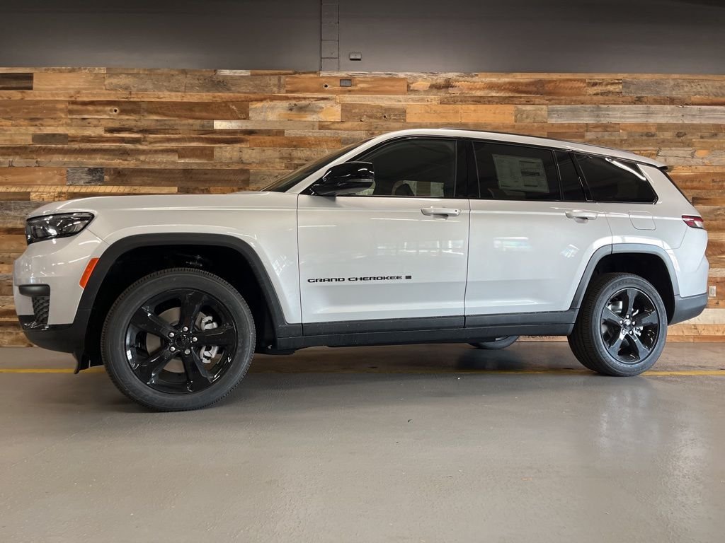 New 2025 Silver Zynith Exterior Paint Jeep Altitude X image 19