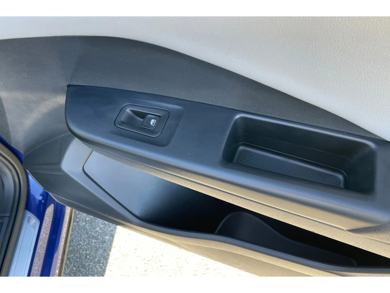 Used 2023 Dusk Blue Metallic Volkswagen SE image 20