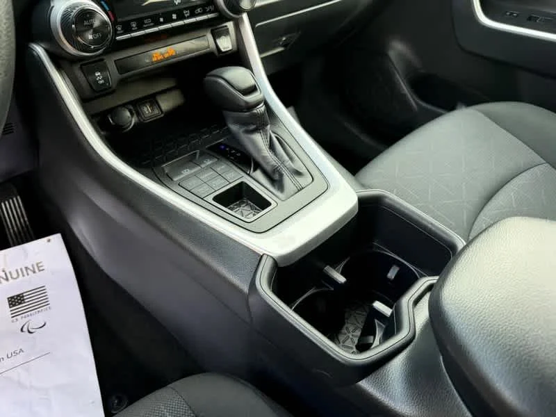 2025 Toyota RAV4 XLE - Photo 19