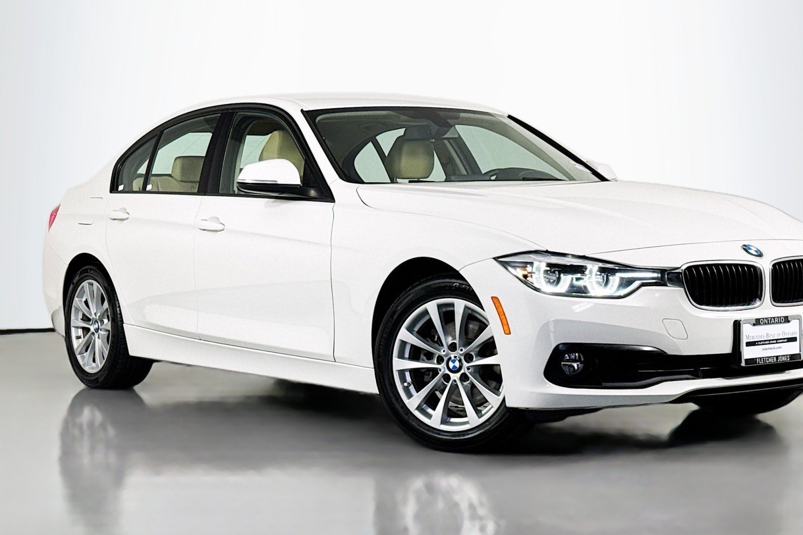 Used 2018 Alpine White BMW 320i image 13