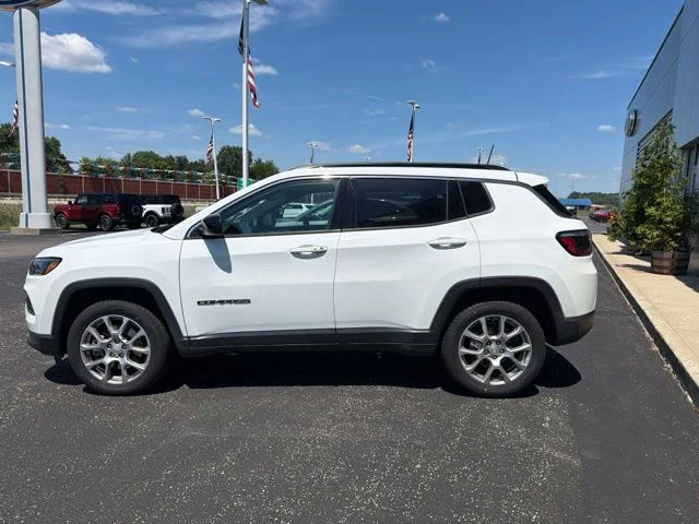 Certified Used 2023 Bright White Clearcoat Jeep Latitude Lux image 6