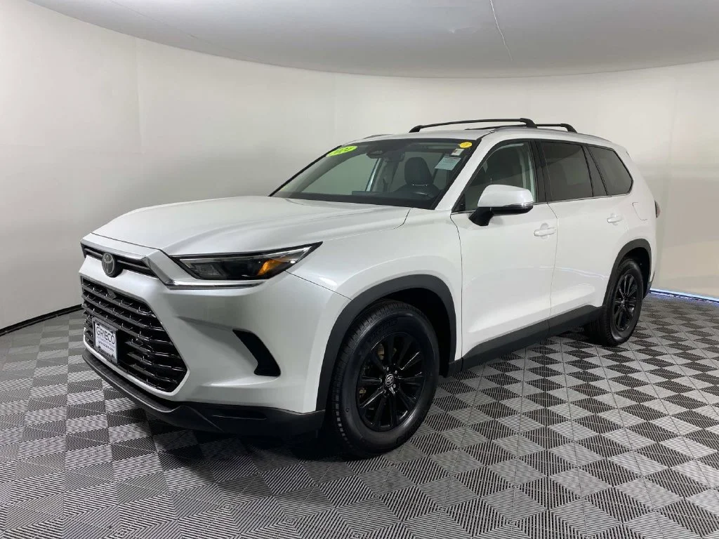 Used 2024 Pearl Toyota XLE image 4