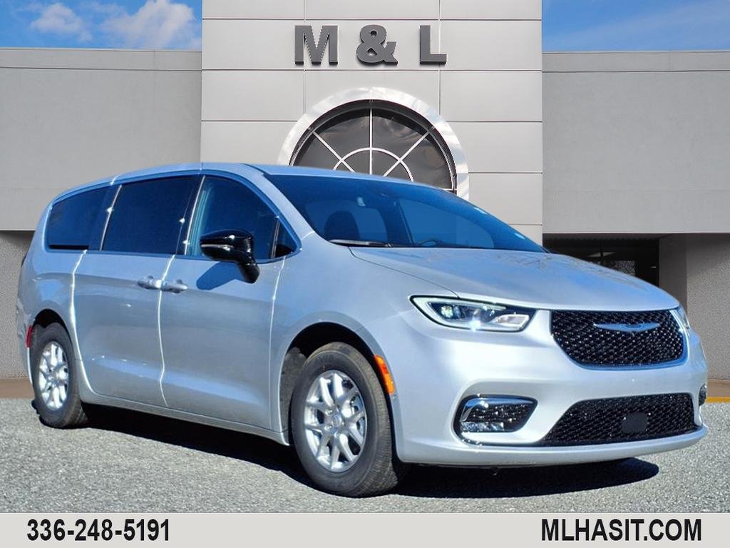 2026 Chrysler Pacifica Select's photo