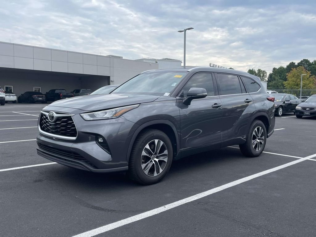 Used 2020 Gray Toyota XLE image 4