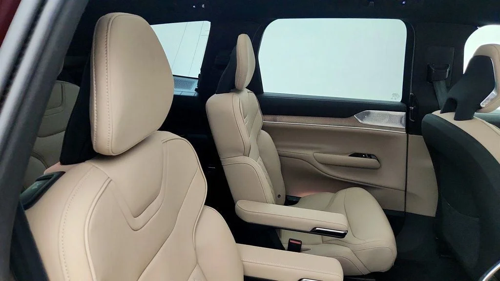 Used 2025 Mulberry Metallic Volvo Twin Motor Performance Ultra 6-Seater w/ Bowers & Wilkins Audio image 21