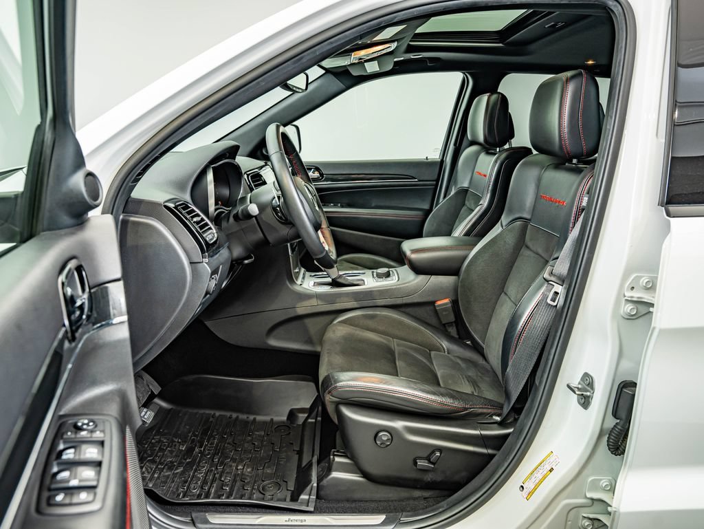 Used 2019 Bright White Clearcoat Jeep Trailhawk image 34