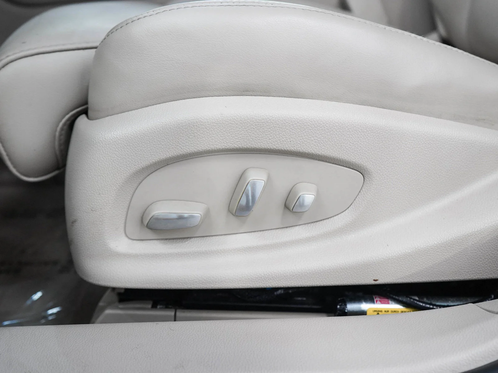 Used 2013 Silver Coast Metallic Cadillac Premium image 26
