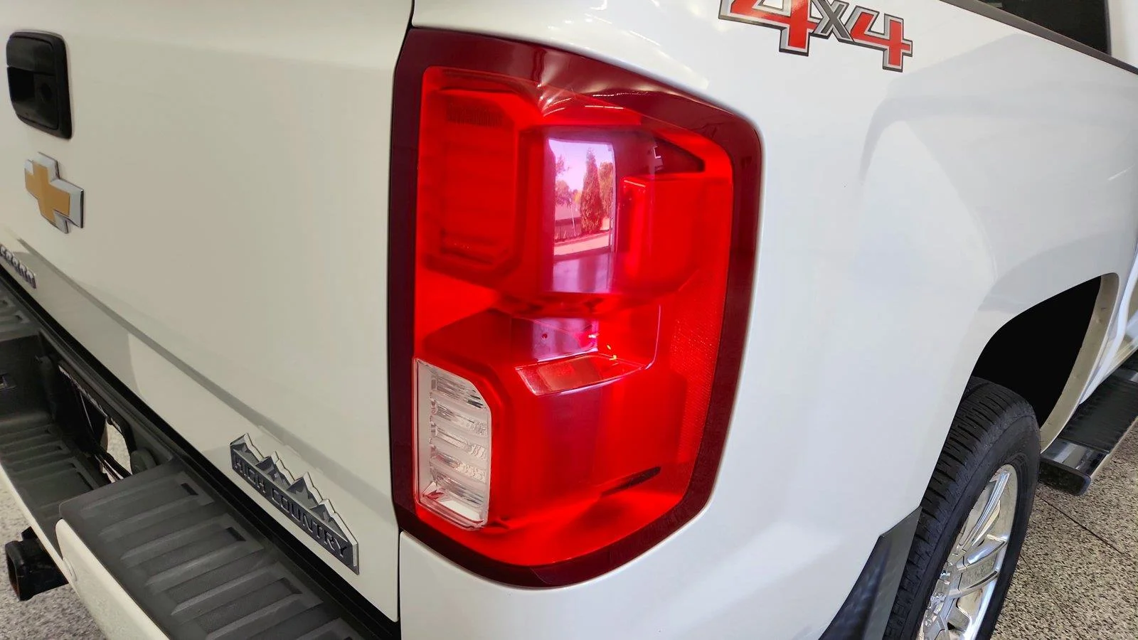 Used 2016 IRIDESCENT PEARL TRICOAT Chevrolet High Country image 32
