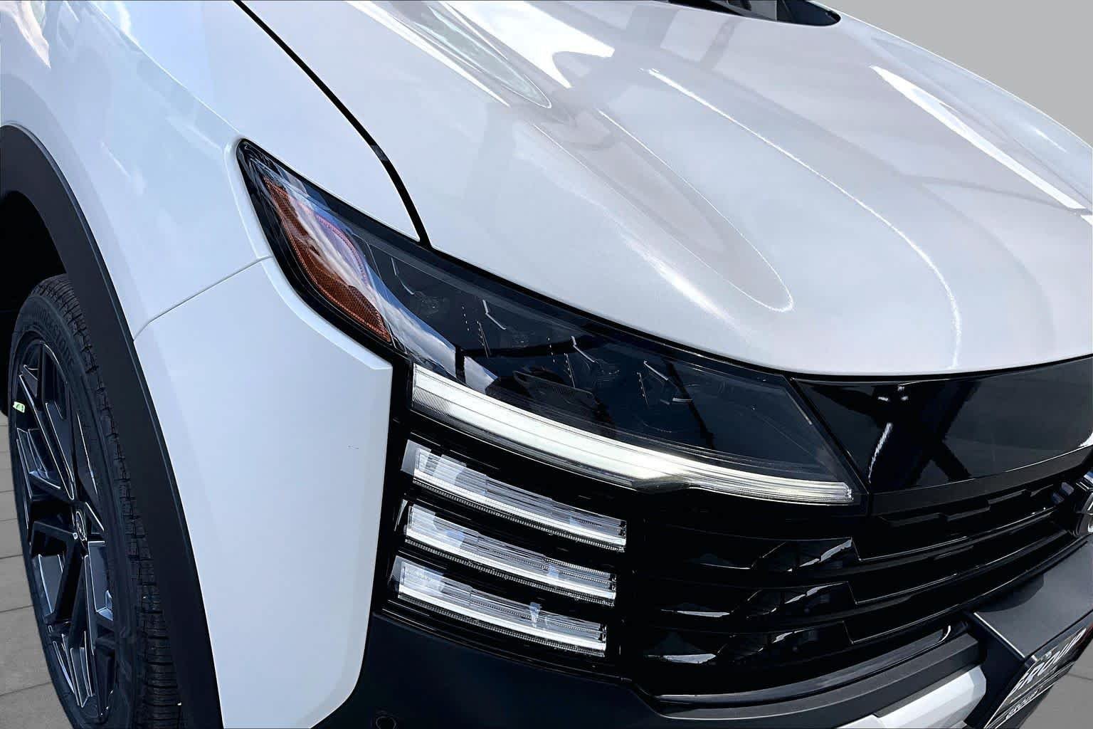 New 2026 Aspen White Tricoat/Super Black Nissan SR image 18