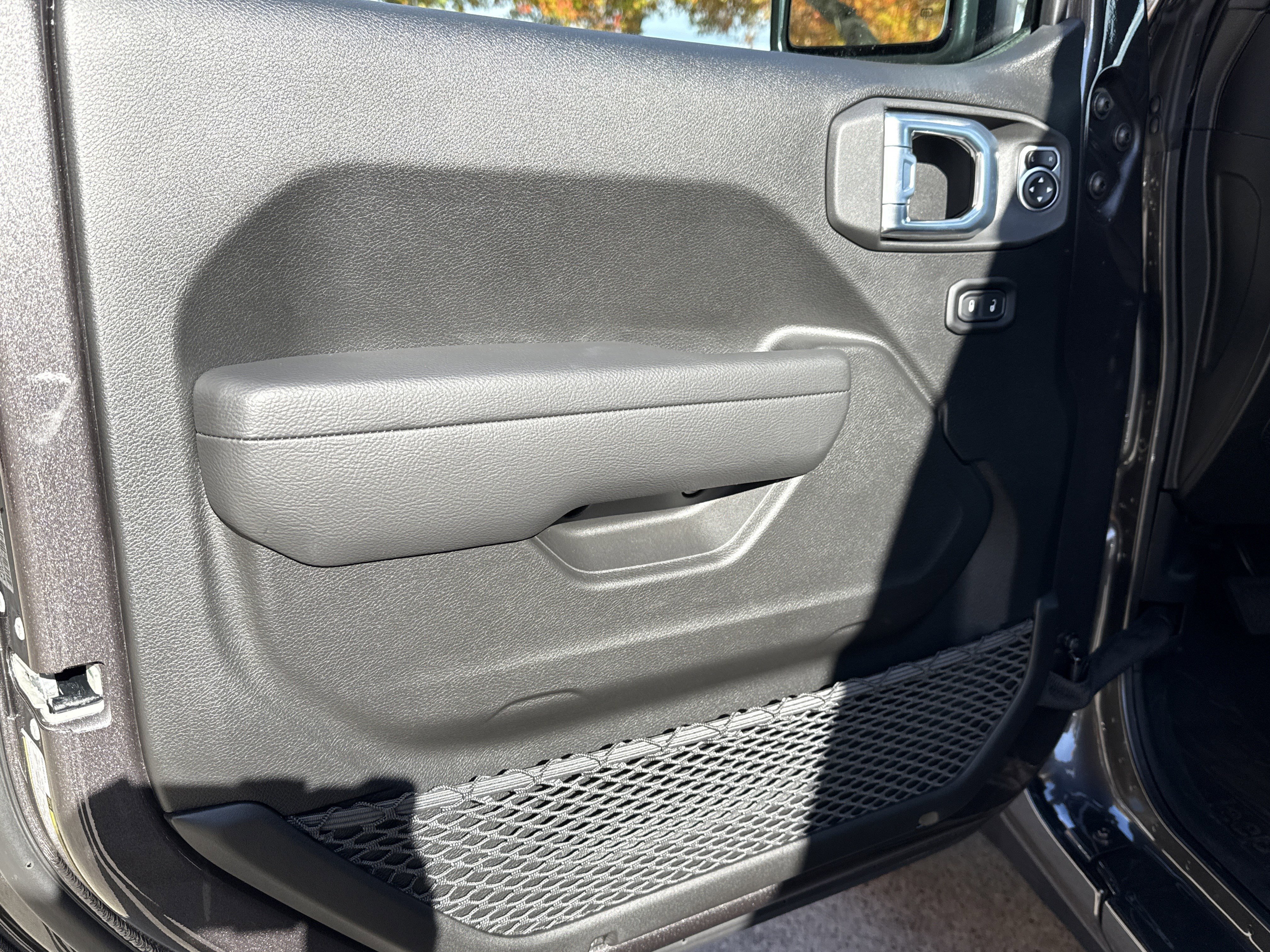 New 2026 Granite Crystal Metallic Clearcoat Jeep Sport S image 10