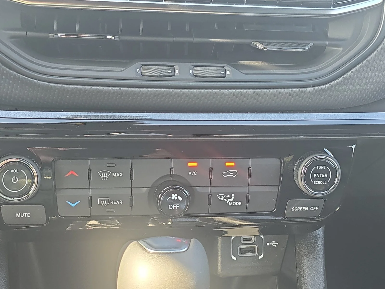 New 2026 Red Hot Pearlcoat Jeep Latitude Altitude image 17