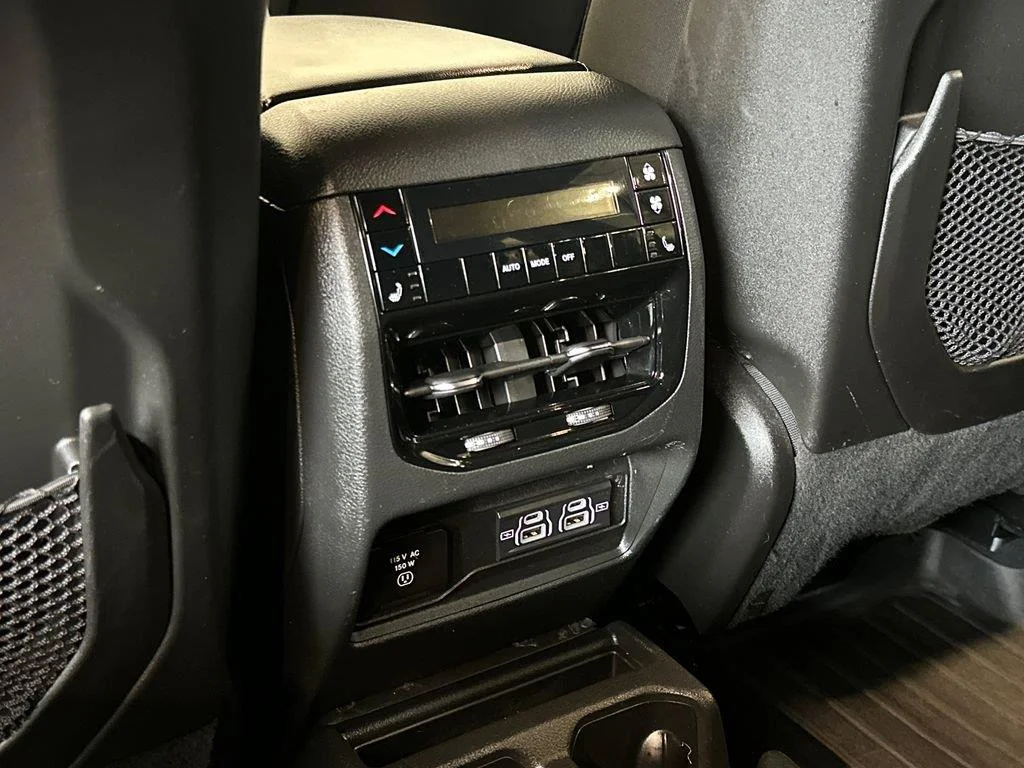 Used 2023 Diamond Black Crystal Pearlcoat Jeep Limited image 30