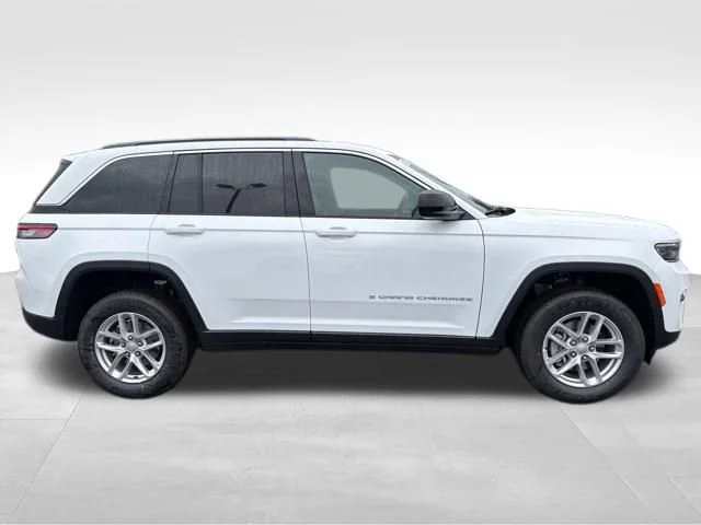 New 2026 Bright White Clear-Coat Exterior Paint Jeep Laredo X image 8