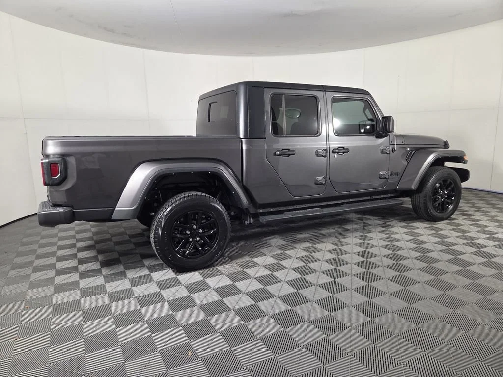 Used 2022 Granite Crystal Metallic Clearcoat Jeep Altitude image 5