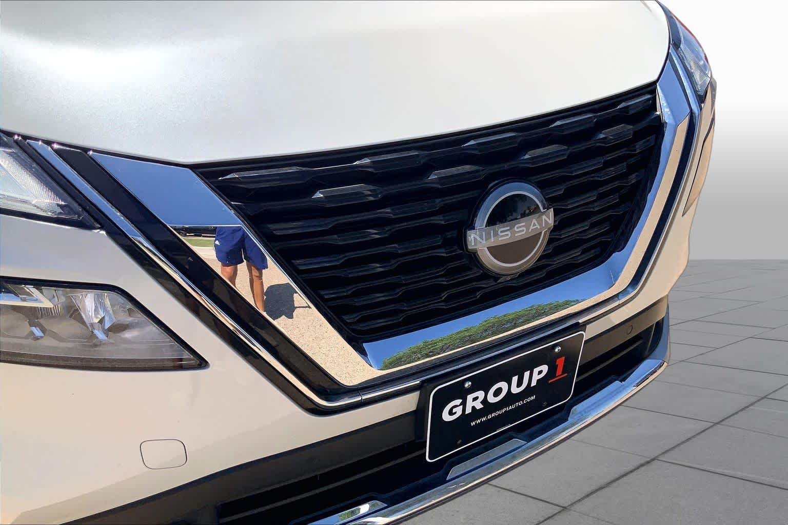 Used 2023 Pearl White Tricoat/Super Black Nissan Platinum image 37