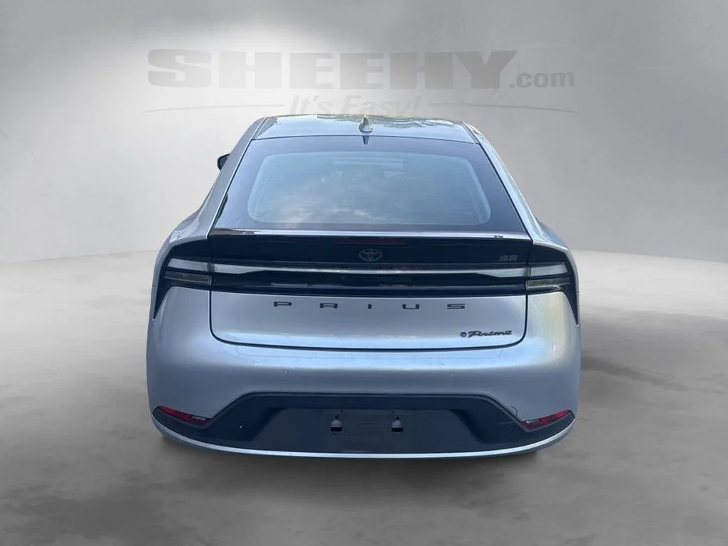 Used 2024  Toyota SE image 11