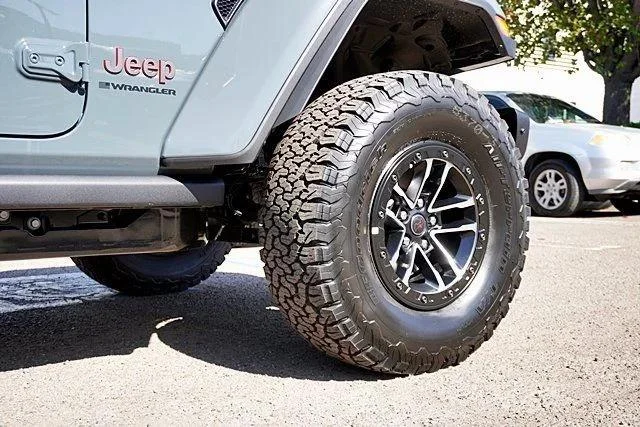 New 2026 Anvil Clear-Coat Exterior Paint Jeep Rubicon image 9