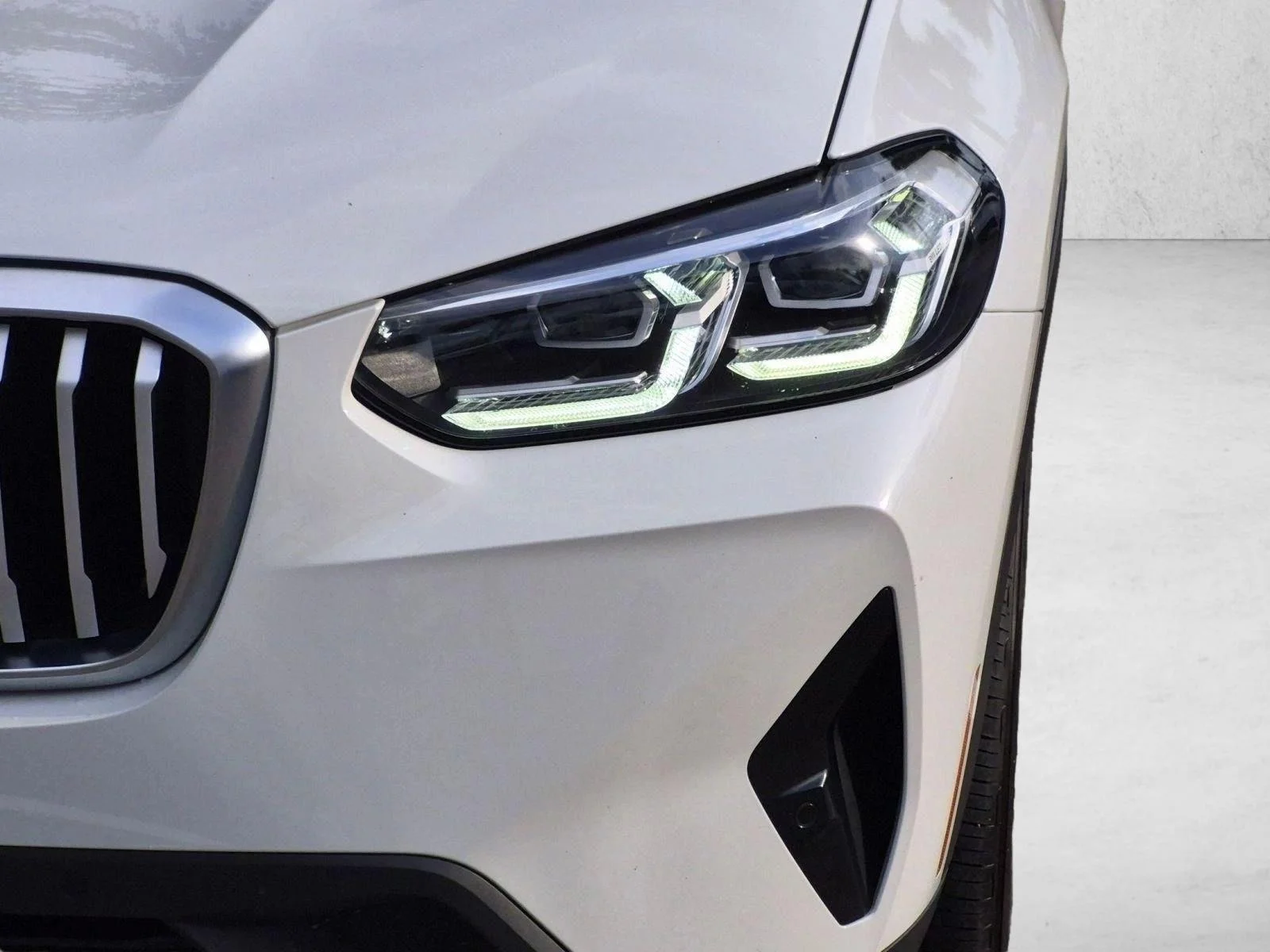 Used 2022 Alpine White BMW sDrive30i image 2