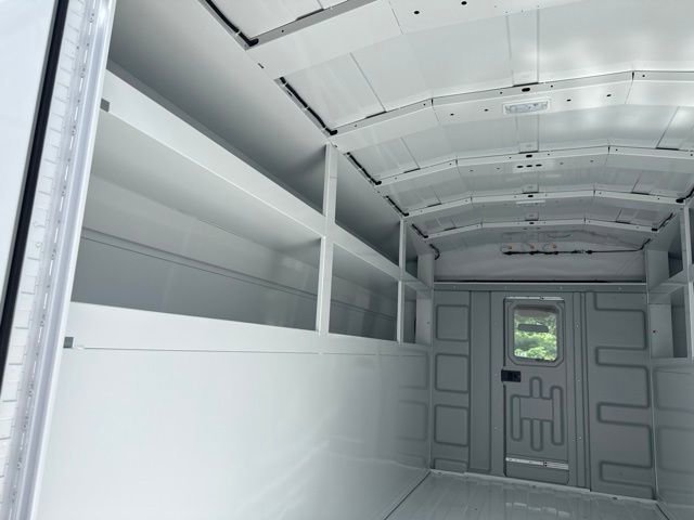 New 2025 Summit White Chevrolet 1WT image 19